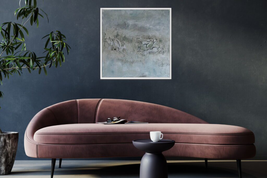 An der dunkle Wand hängt ein Gmälde aus Mischtechnik und Marmormehl. Davor ein braunem Sofa und schwarzem Beistelltisch an der Wand