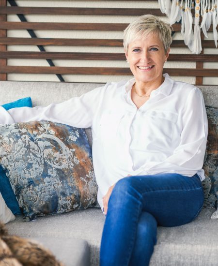 Erna sitzt auf einer Lounge.